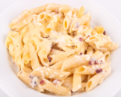 Salsa carbonara con nata y huevo: receta fácil para pasta